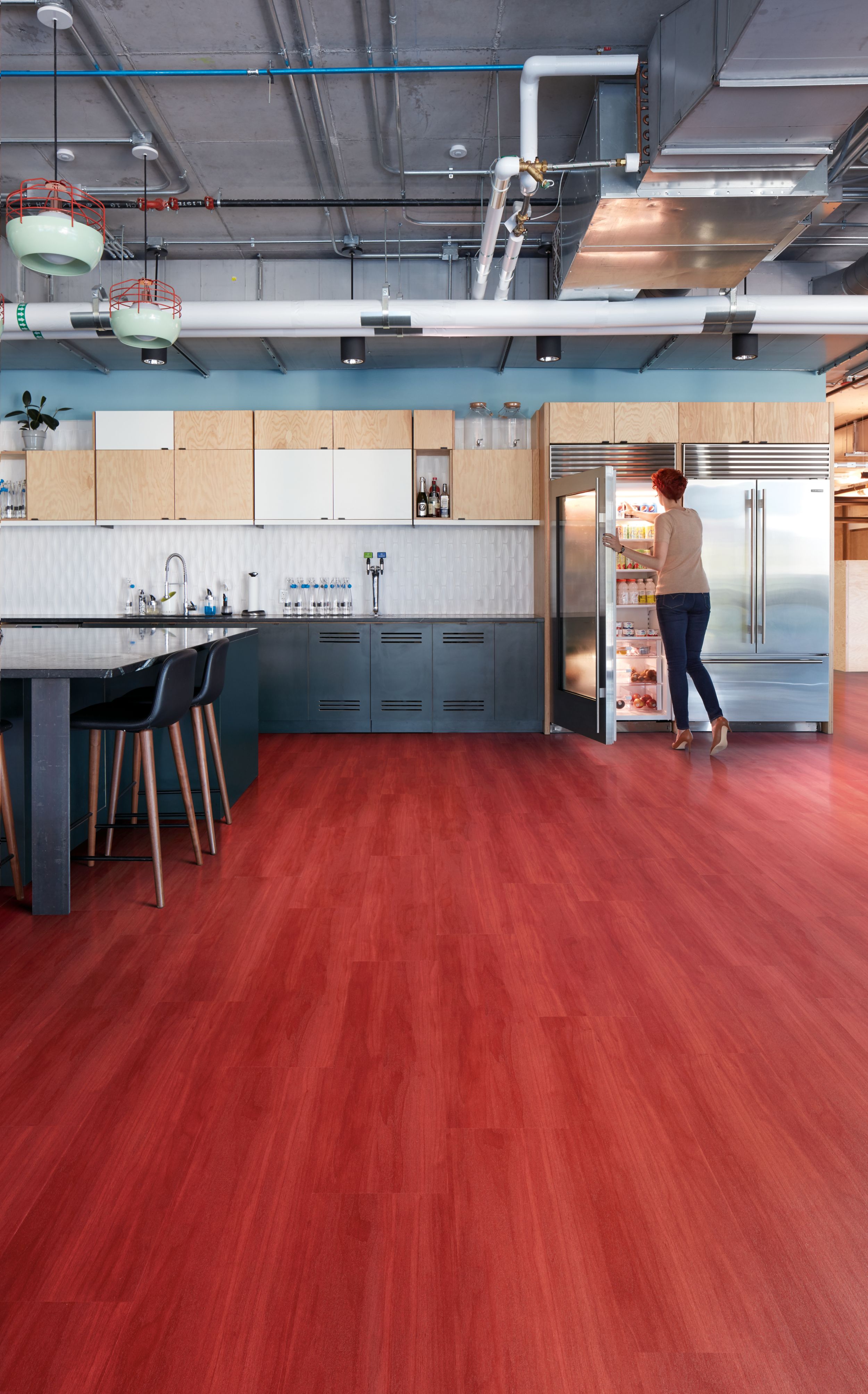 Interface Studio Set LVT in corporate kitchen setting imagen número 4